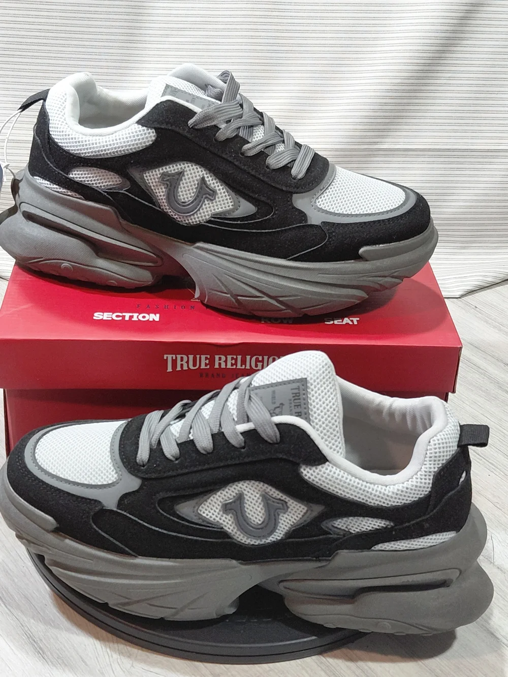 NWT True Religion Men's Cole Jogger Black & Grey Chunky Runner Sneakers Size M10